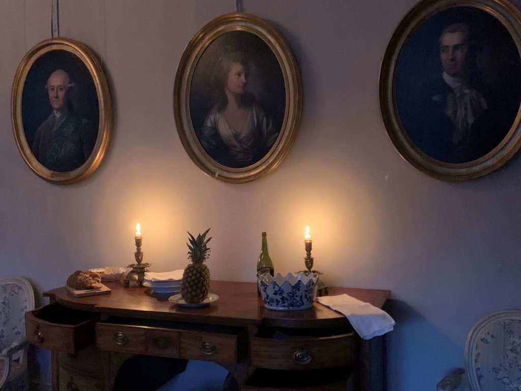 Aften i familien Reventlows spisestue