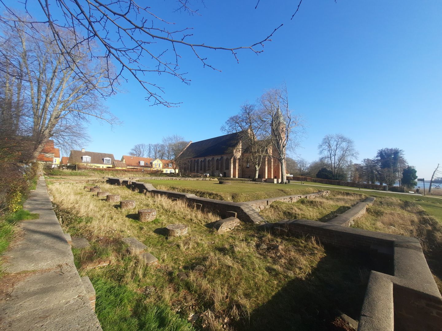 Die Klosterruinen in Richtung der Kathedrale gesehen