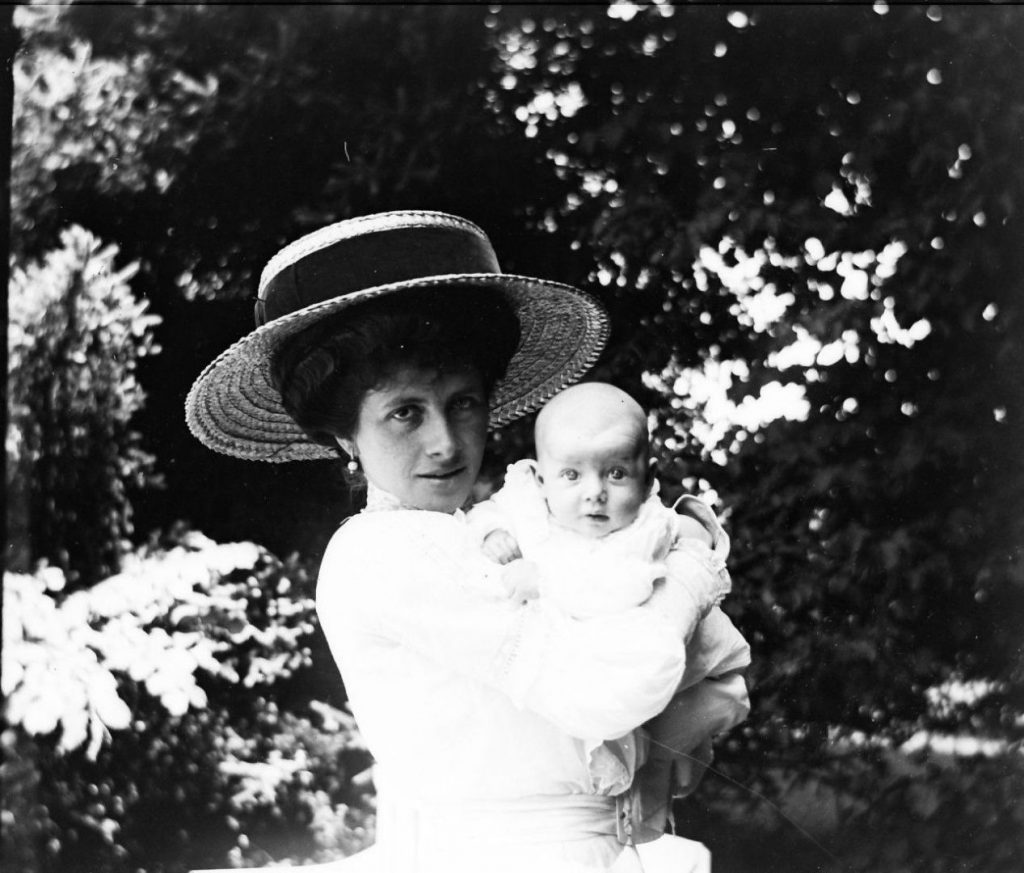 Reventlow lady with hat