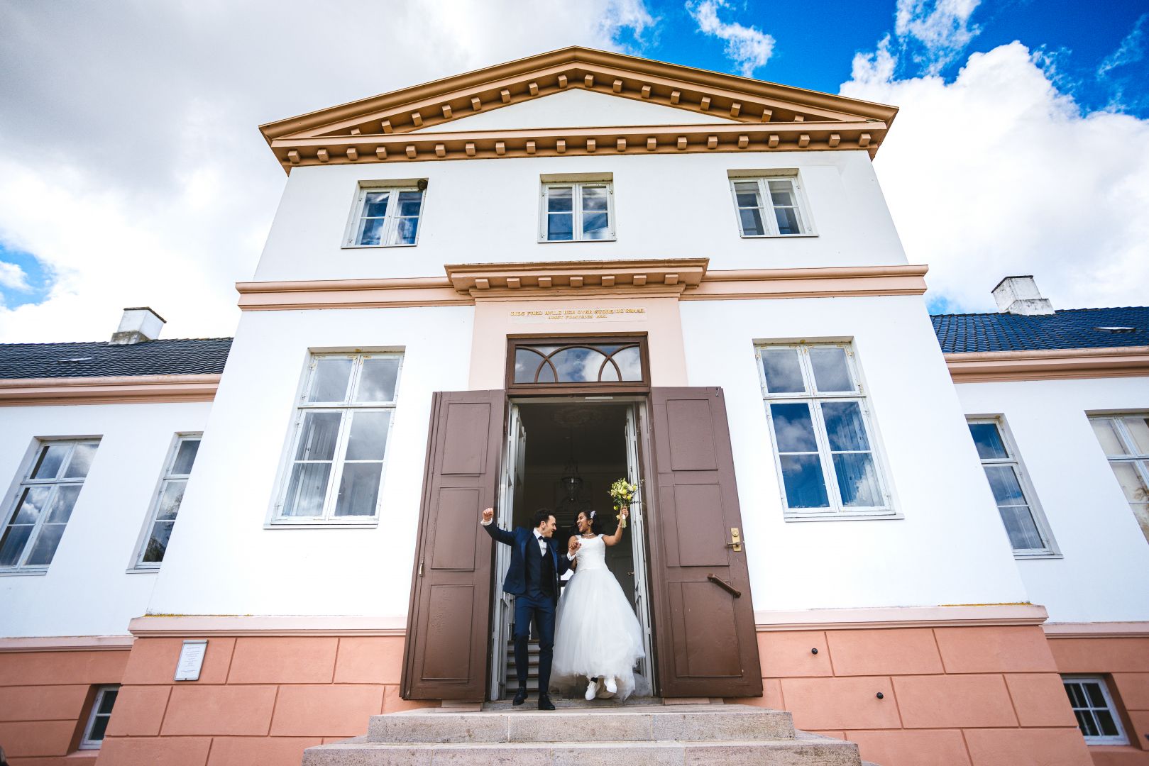 Brautpaar vor der Tür von Pederstrup