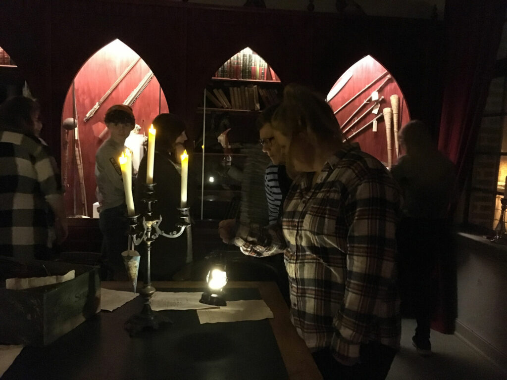 Gæster i Museum Obscurum i dunkel belysning.