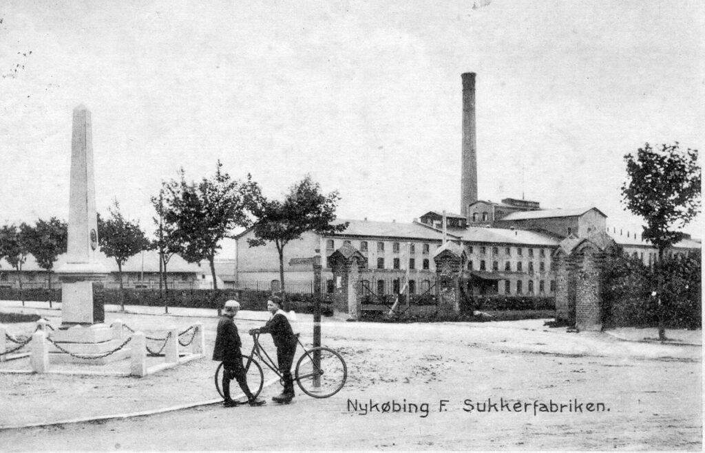 Gammelt sort/hvid foto af sukkerfabrikken i Nykøbing F.