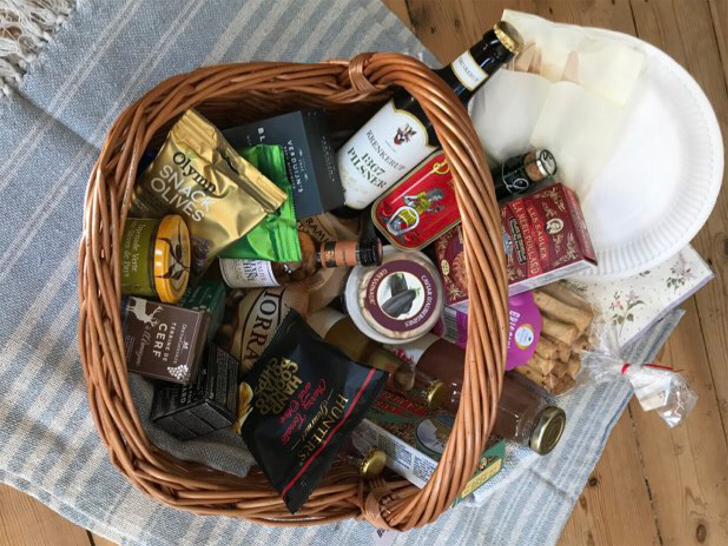Picnic basket with contents