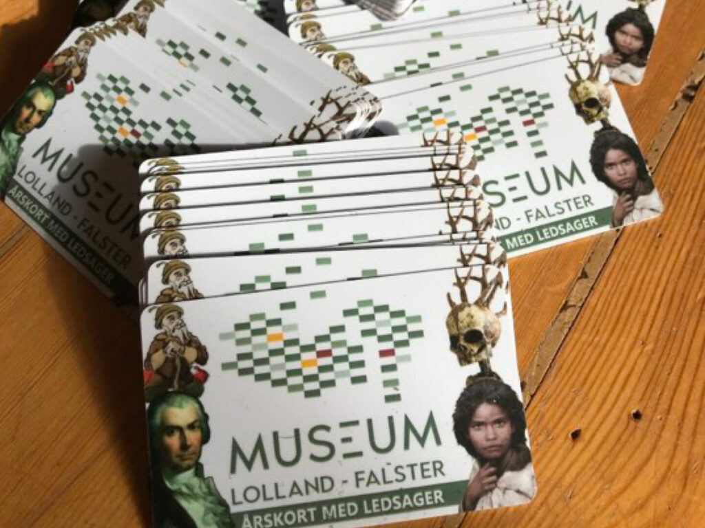 Ein Stapel Jahreskarten für das Museum Lolland-Falster