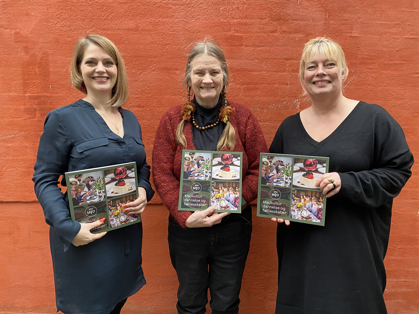 Project manager Vibeke Knöchel Christensen, project manager Anna-Elisabeth Jensen and museum director Ulla Schaltz each with a copy of the project Spis Ma/eD's white book