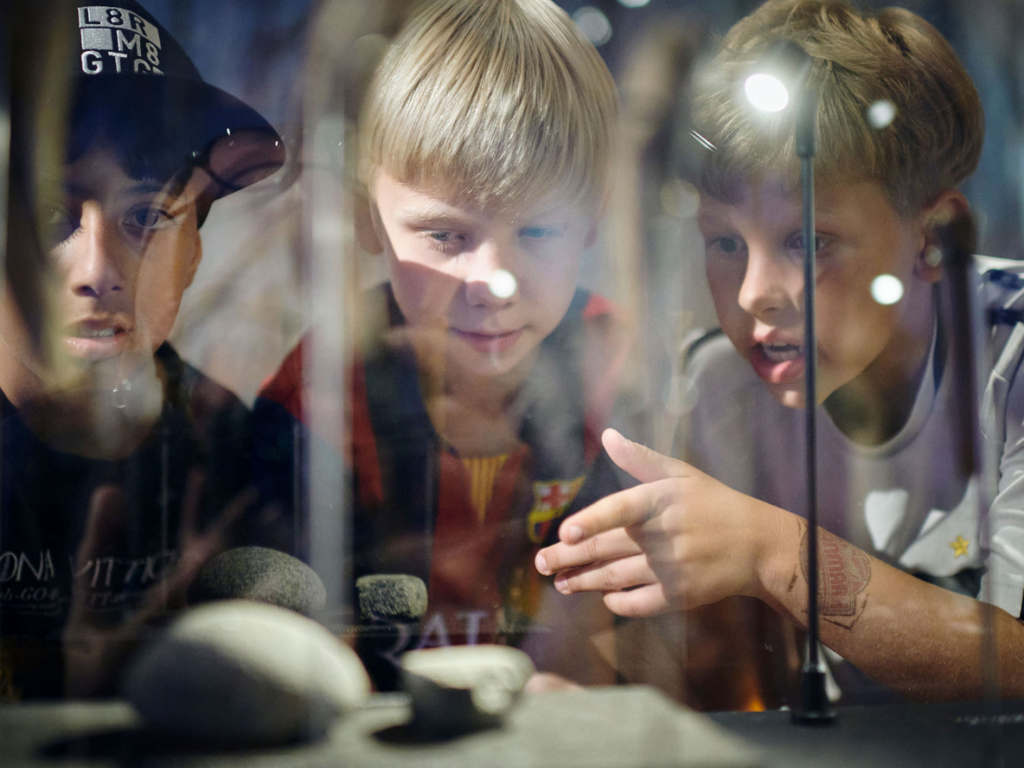 Children looking at objects in the exhibition Lola at the Stiftsmuseet in Maribo