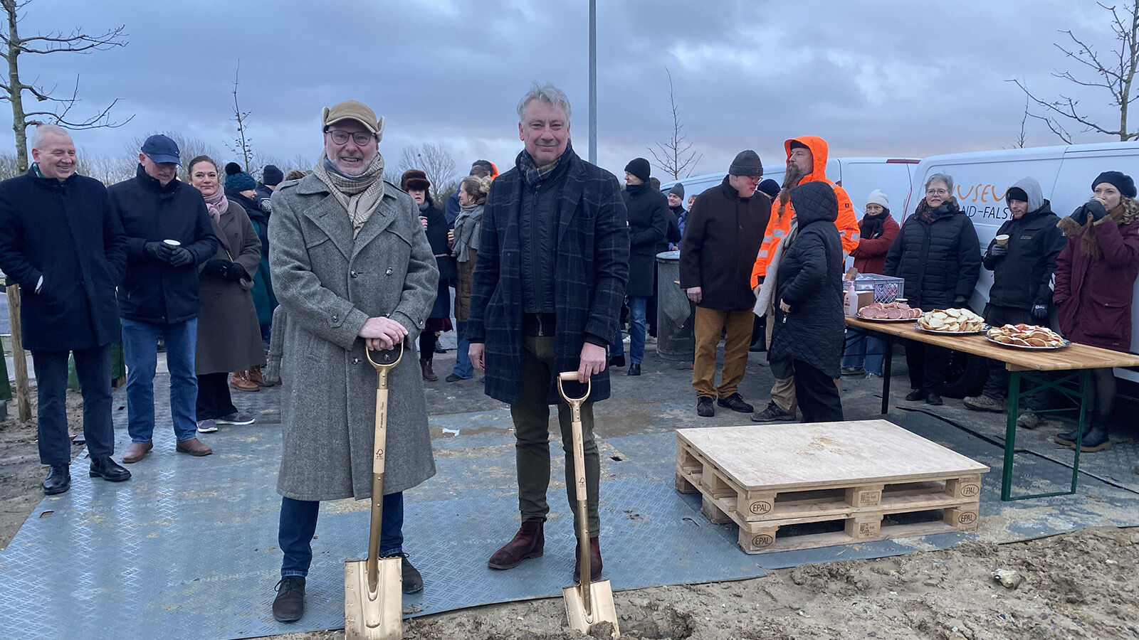 Museets bestyrelsesformand, Michael Fagerlund, og Lolland Kommunes borgmester ,Holger Schou Rasmussen med spader i hænderne, så de kan tage første spadestik til Museum Lolland-Falsters nye magasin.