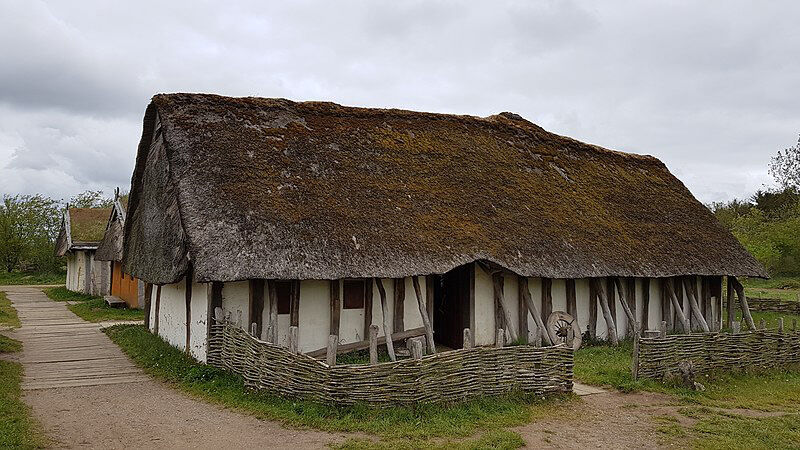Rekonstruktion af ”Byhus” fra vikingetiden. Foto: Ribe Vikingecenter