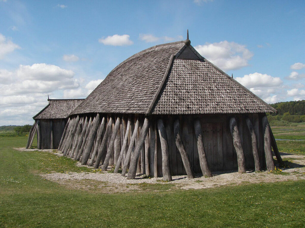 Reconstruction of a hall from the Viking Age at the Viking castle Fyrkat. Photo: Västgöten, Wikimedia