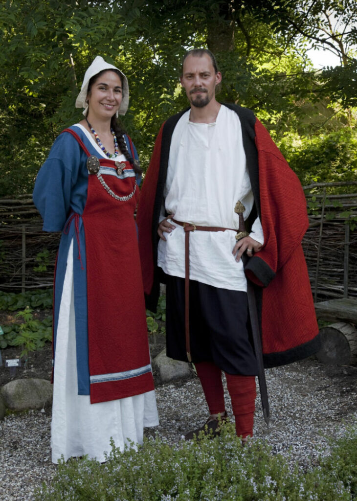 Edle Herren- und Damenbekleidung aus der Wikingerzeit. Foto: Ole Malling, Sagnlandet Lejre.