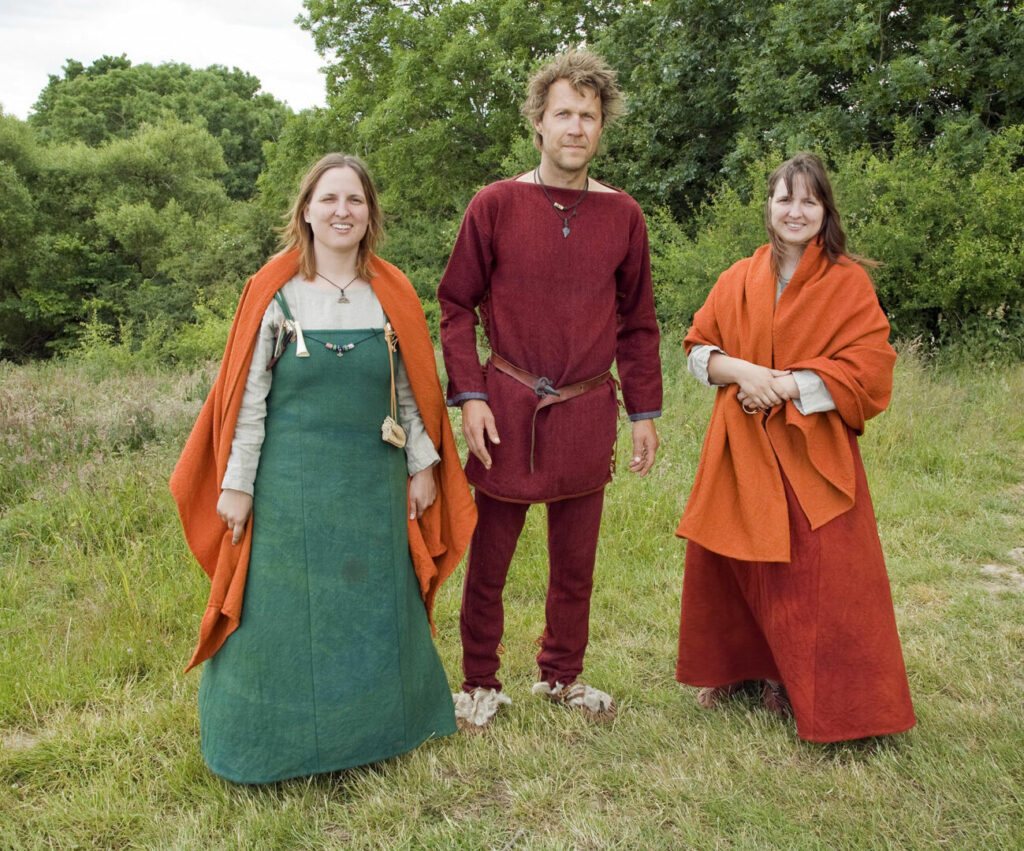 Sådan gik almindelige mennesker klædt i vikingetiden. Foto: Ole Malling, Sagnlandet Lejre.