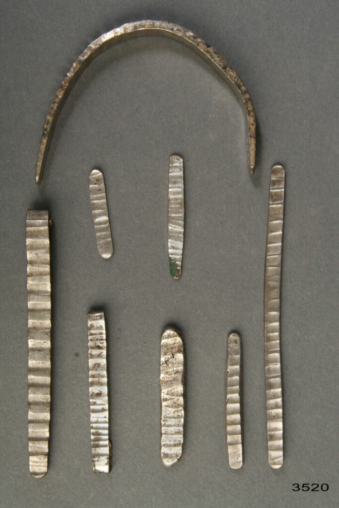 Sølvbarrer fra Vålseskatten. Barrerne var råmateriale til smykker, men de var også et betalingsmiddel i stænger, som købmanden kunne klippe stykker af og betale med. Foto: Nationalmuseet.