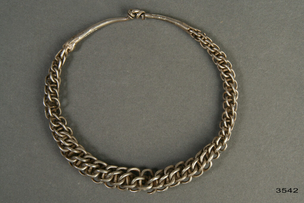 Halssmykke af sølv fra Vålseskatten. Foto: Nationalmuseet.