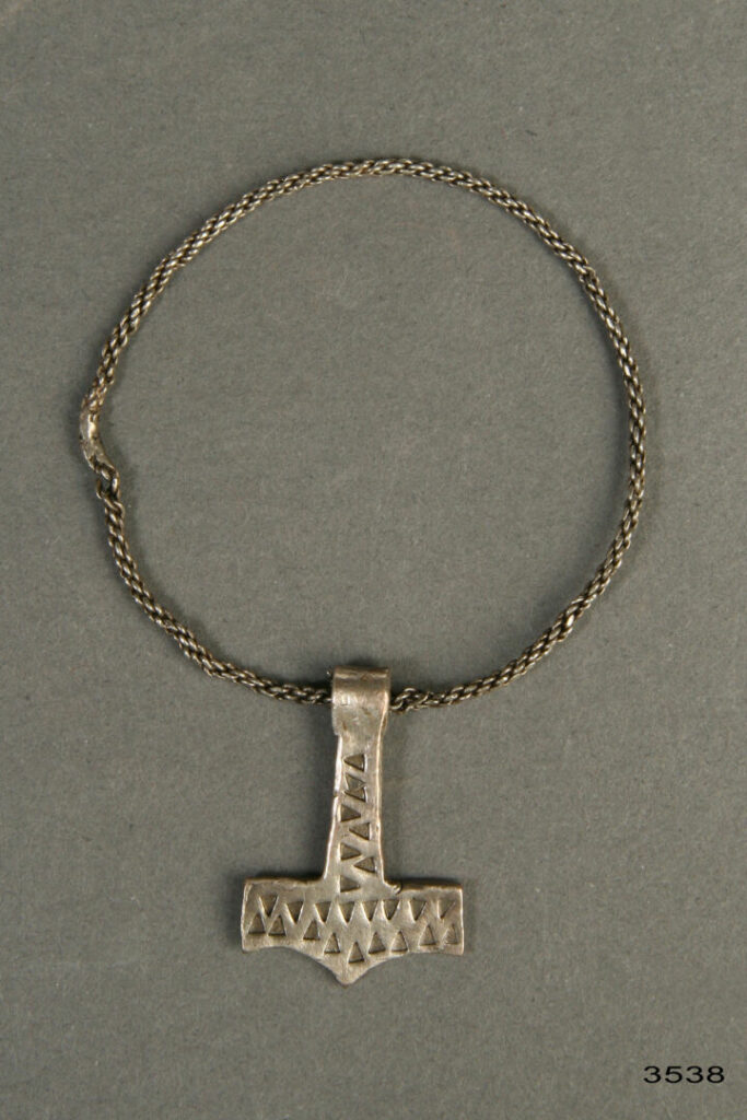 Thor's hammer amulet of silver from Vålsekatten. Photo: The National Museum.