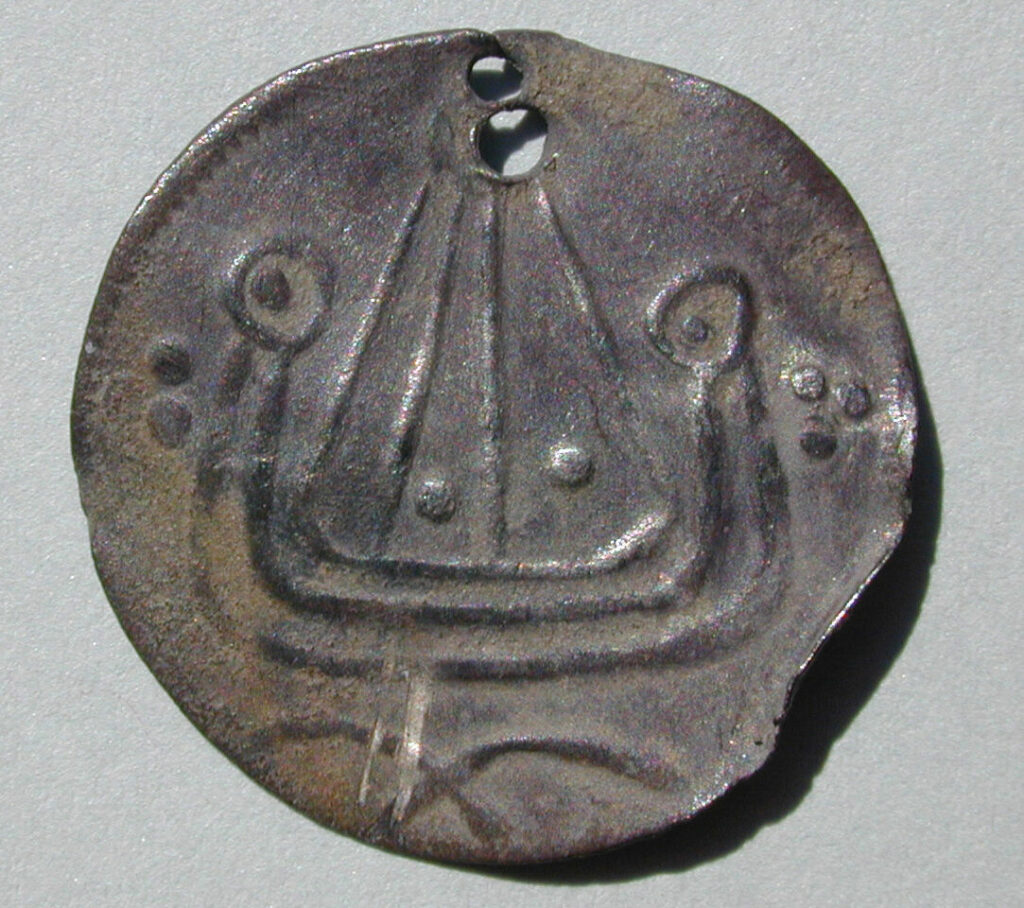 Haithabu-Münze mit Wikingerschiff, gefunden in Hollenæs. Foto: Museum Lolland-Falster.