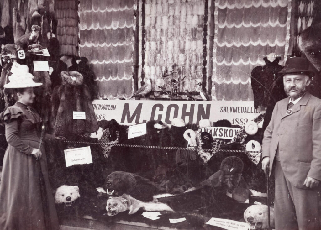 Ausstellung der Pelzwaren des Kürschners Moses Cohn auf der Industrie- und Landwirtschaftsausstellung in Nakskov im Jahr 1898.