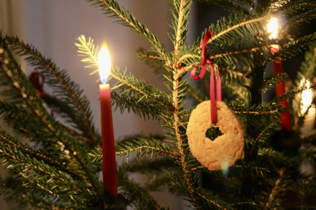 Nahaufnahme der Weihnachtsdekoration am Weihnachtsbaum