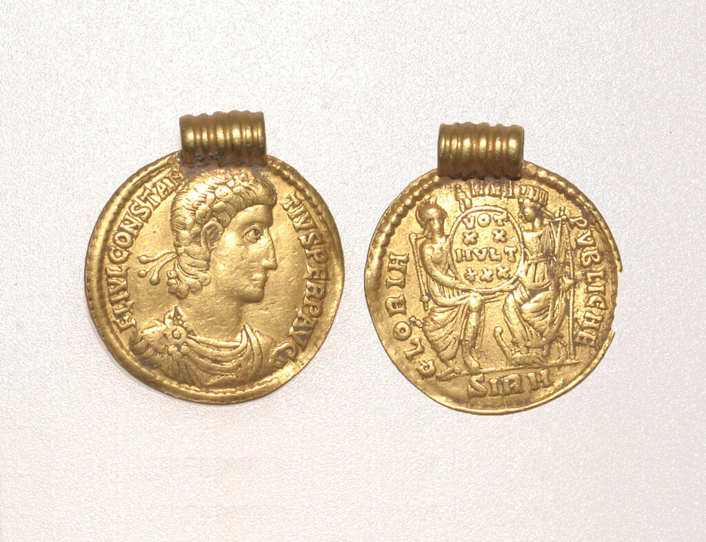 Den romerske solidus fundet på Midtfalster. Guldmønten bærer kejser Constantius den 2.’s portræt på forsiden og to romerske sejrsgudinder på bagsiden. Foto: Museum Lolland-Falster.