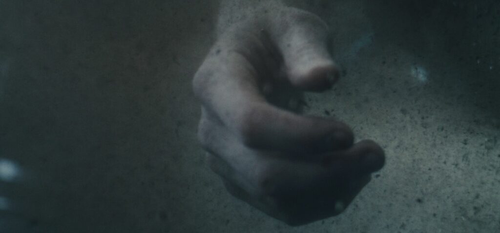 Sløret billede af en hånd, der - måske - flyder i vandet.