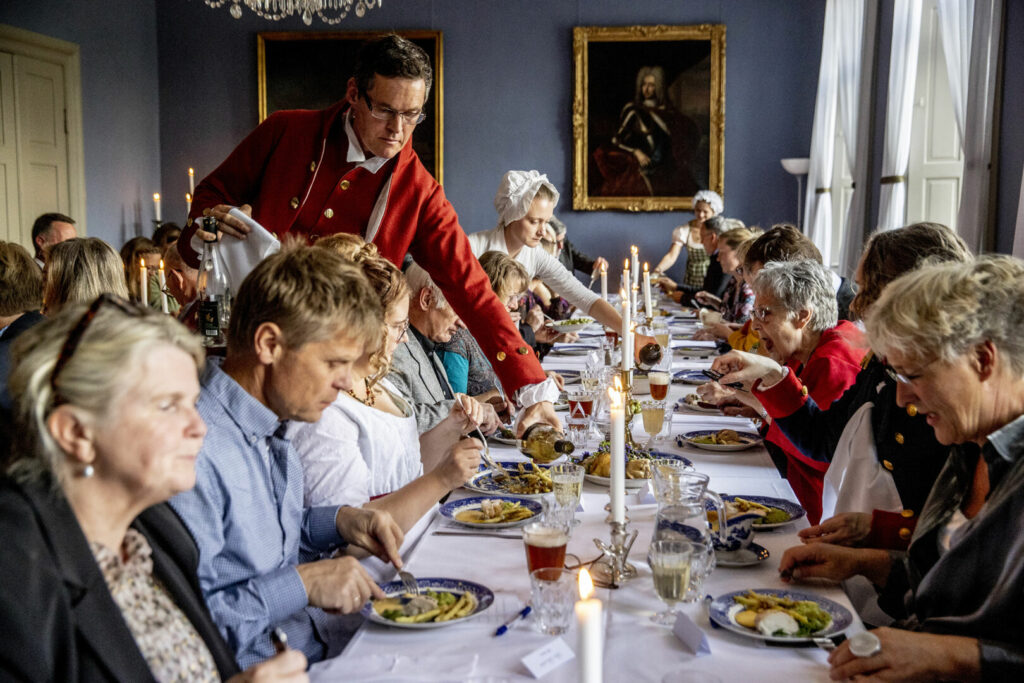 Spisende gæster ved EGN-arrangement på Pederstrup. Foto: Ingrid Riis.
