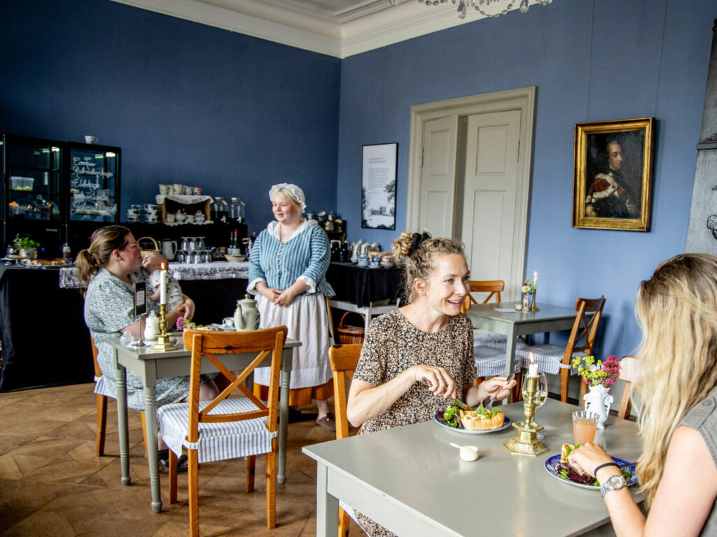 Frokostgæster i Café Frederikke i Kongesalen på Pederstrup.