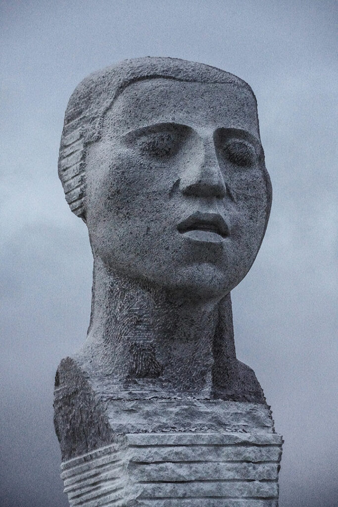 Nærbillede af ansigt på en af de 12 skulpturer fra Dodekalitten på Lolland