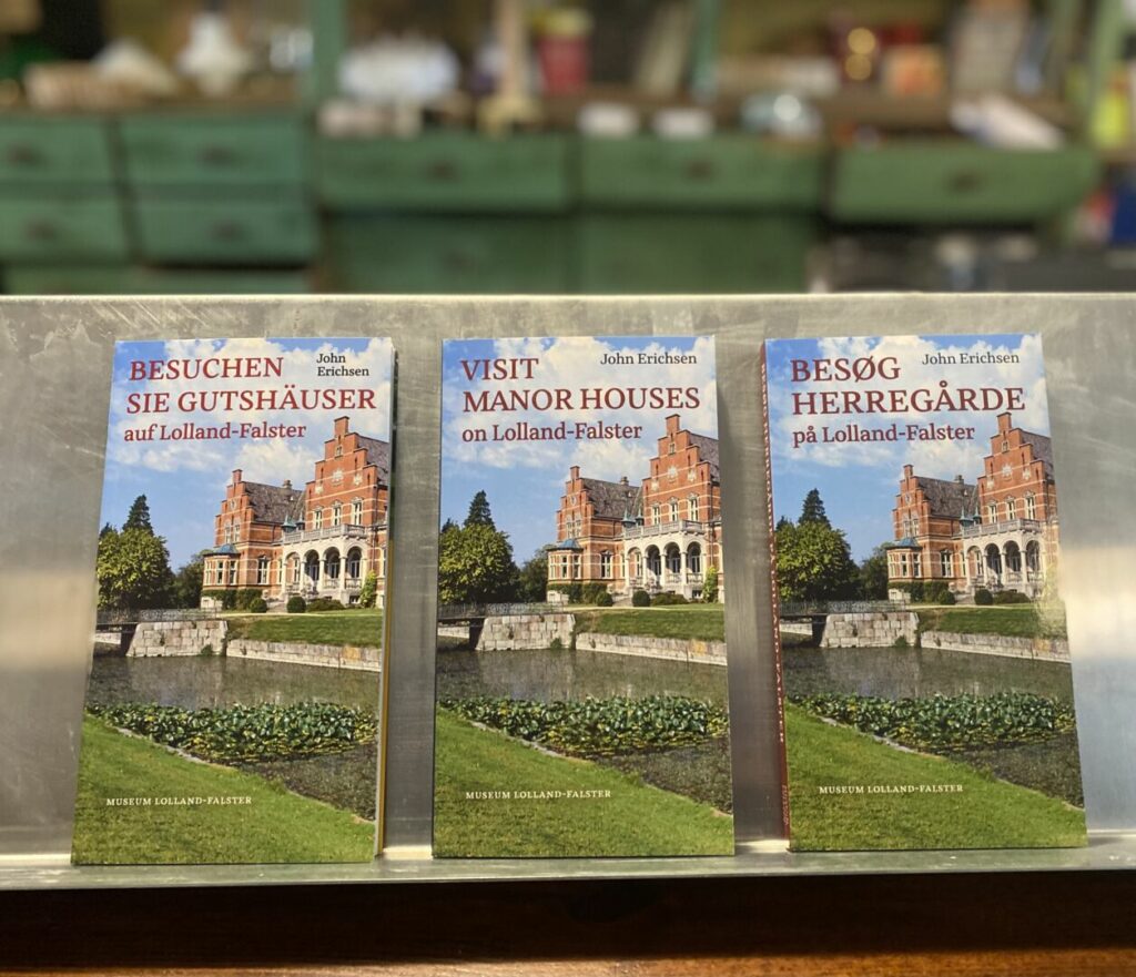 Das Buch Visit Manors on Lolland-Falster in den drei Ausgaben jeweils auf Dänisch, Englisch und Deutsch
