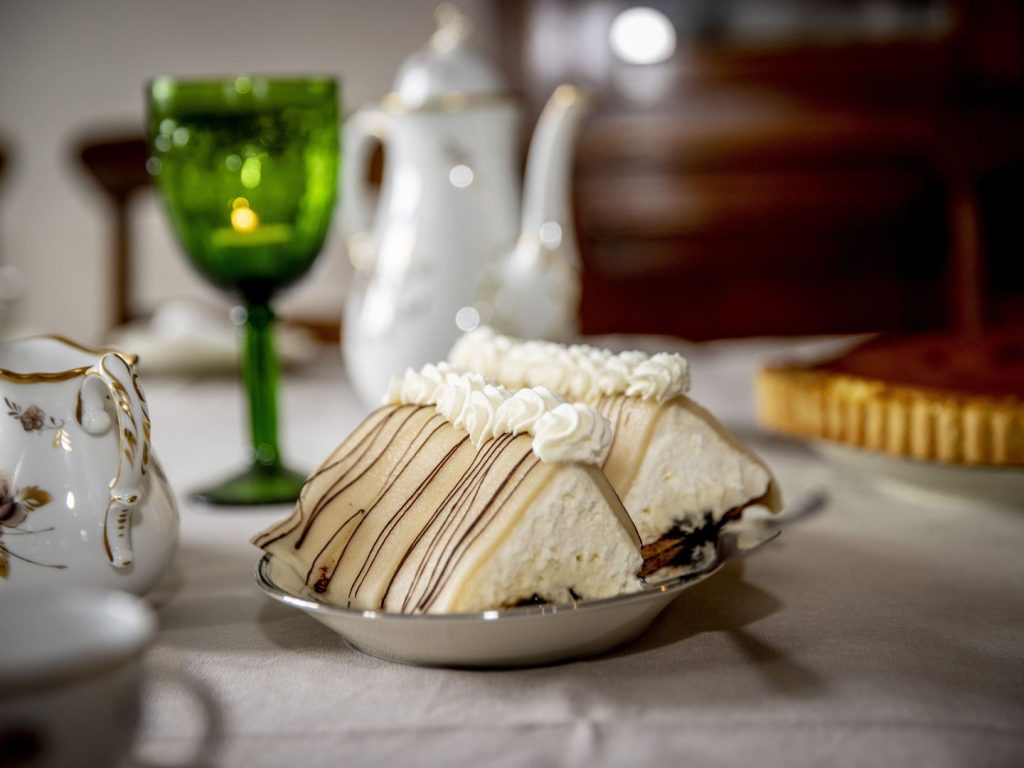 Kagebord på frilandsmuseet De gamle Huse. På billedet serveres gåsebryst