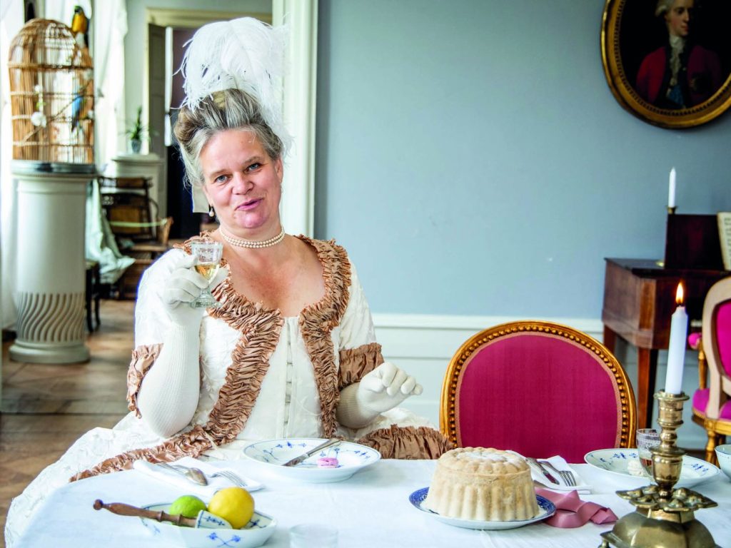 Fin dame skåler i stuen.