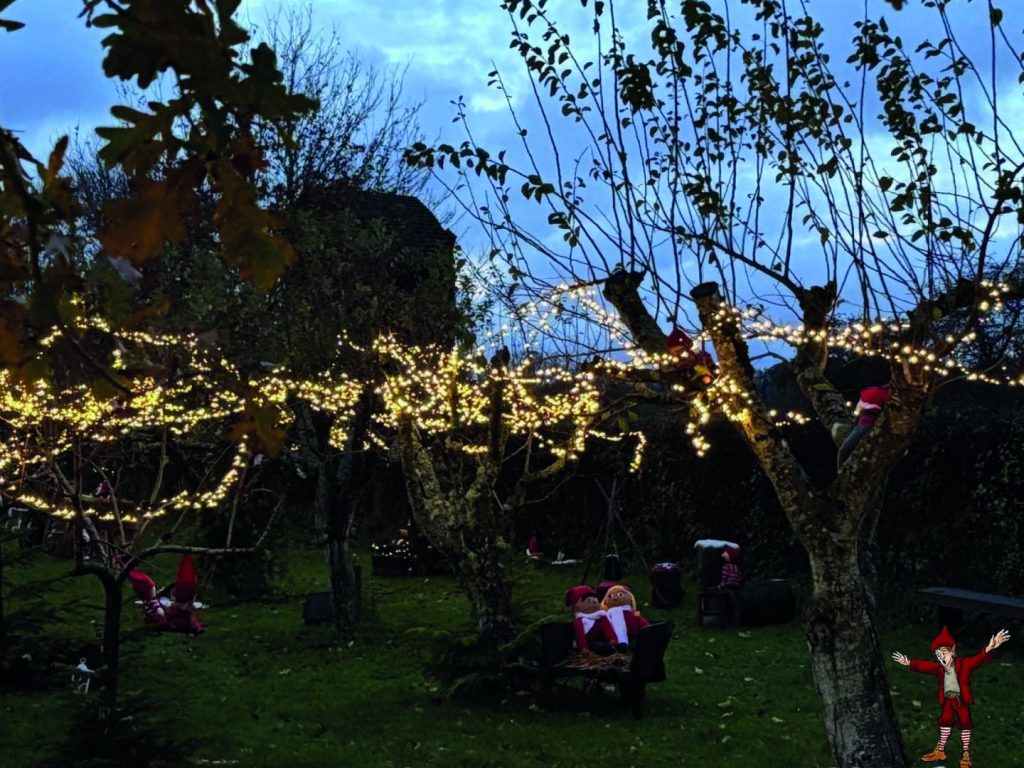 Nisselandsbyen med lys på