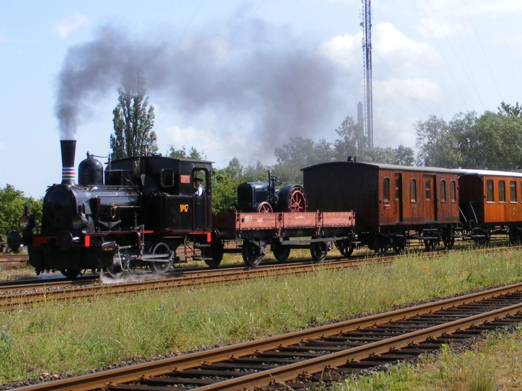 Veterantog med veterantraktor på vogn